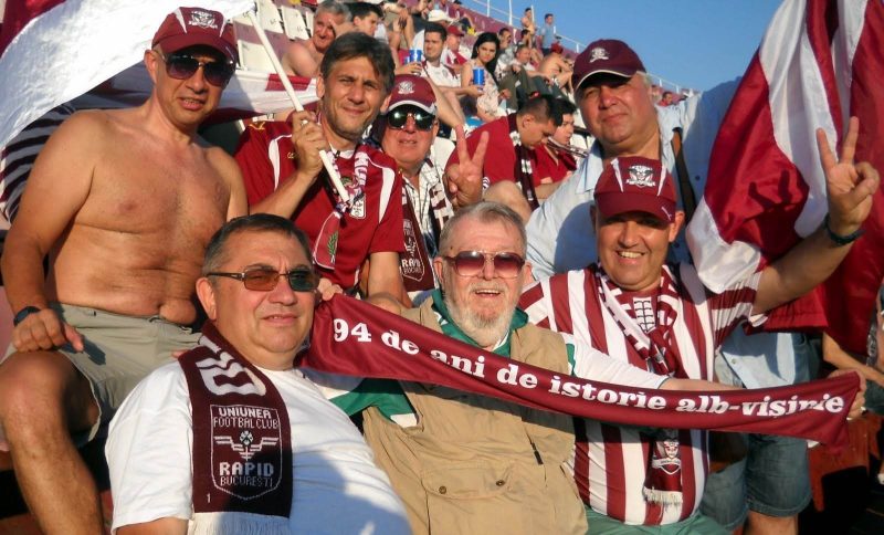 Gheorghe Scurtu in tribuna la un meci pe vechiul Stadion Giulesti, alaturi de alti suporteri ai Rapidului